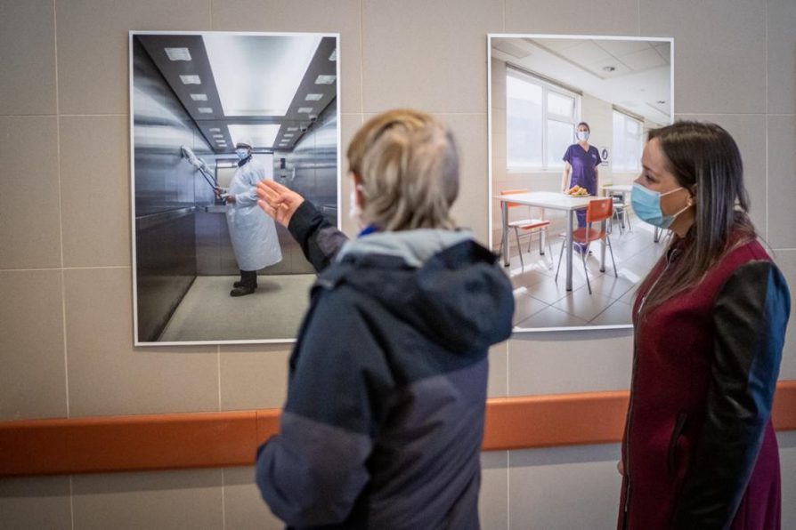 Ministra de las Culturas inaugura obra artística en homenaje a funcionarios de salud en Hospital Clínico de Magallanes