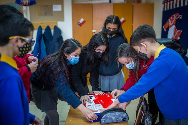 Estudiantes de 7° básico de Puerto Harris recibieron notebooks entregados por JUNAEB