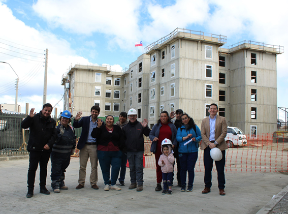 Familias visitaron departamento piloto en Condominio Vista Monte Tarn acompañadas de autoridades