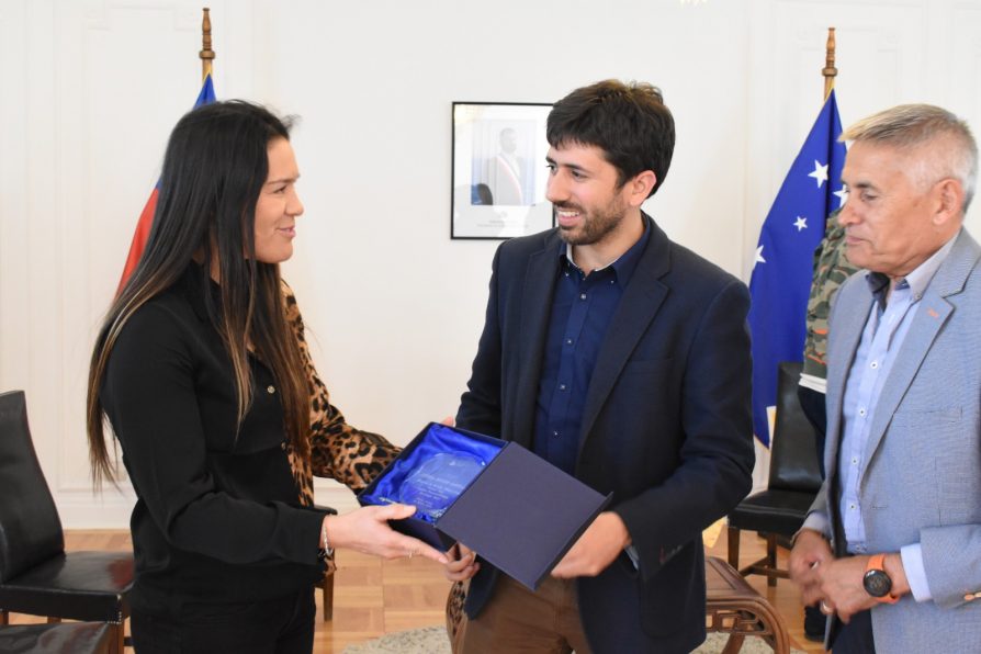 Delegado Presidencial recibe a basquetbolista que participó en los Juegos Panamericanos 2023