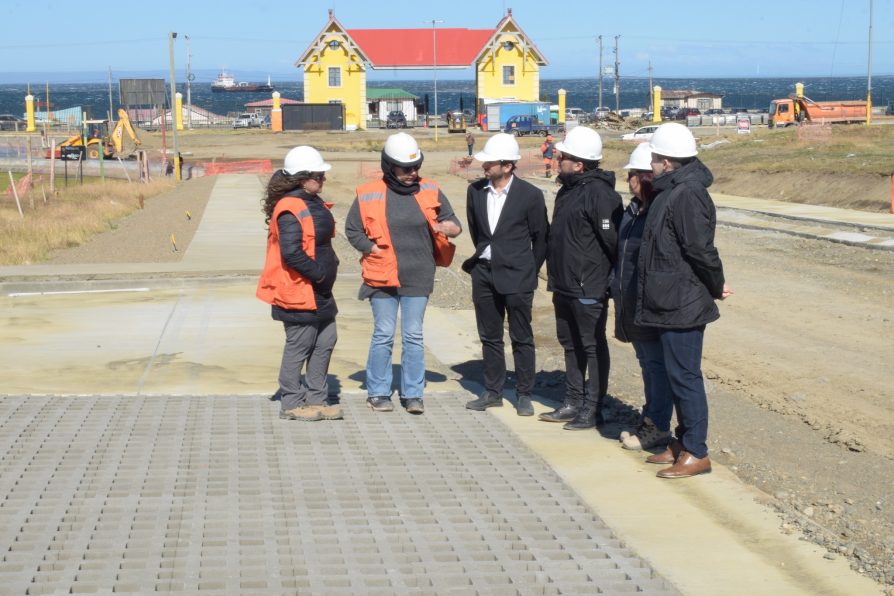 Autoridades regionales y locales visitan trabajos en el Parque Humedal María Behety de Punta Arenas