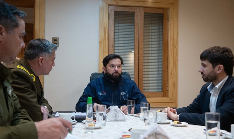 Junto al delegado presidencial de la región de Magallanes y la Antártica chilena, José Ruiz Pivcevic, el Mandatario llegó hasta el edificio de la policía en el centro de Punta Arenas.