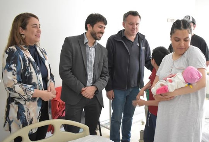 Aurora la primera bebé nacida en Magallanes en 2025 recibió visita de autoridades junto a su familia