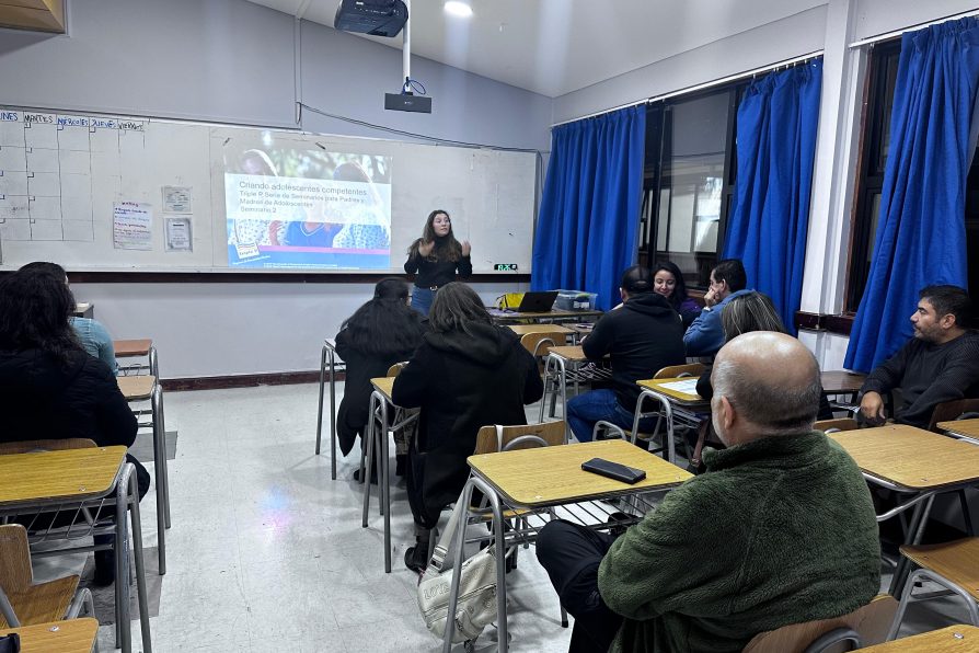 Apoderados del Liceo Nobelius de Punta Arenas participaron en enriquecedor Seminario de Parentalidad del Programa Lazos