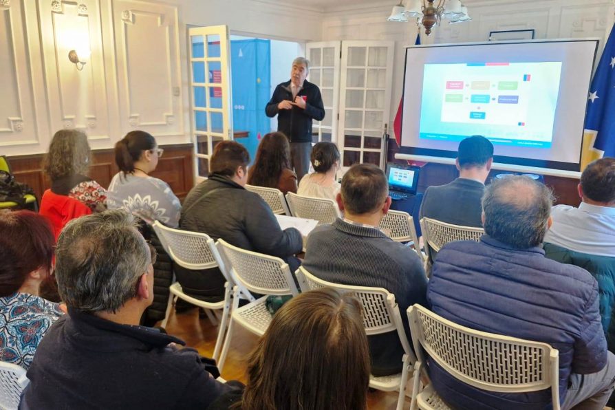 Funcionarios/as de la Delegación Presidencial Regional reciben charla sobre Ley Karin