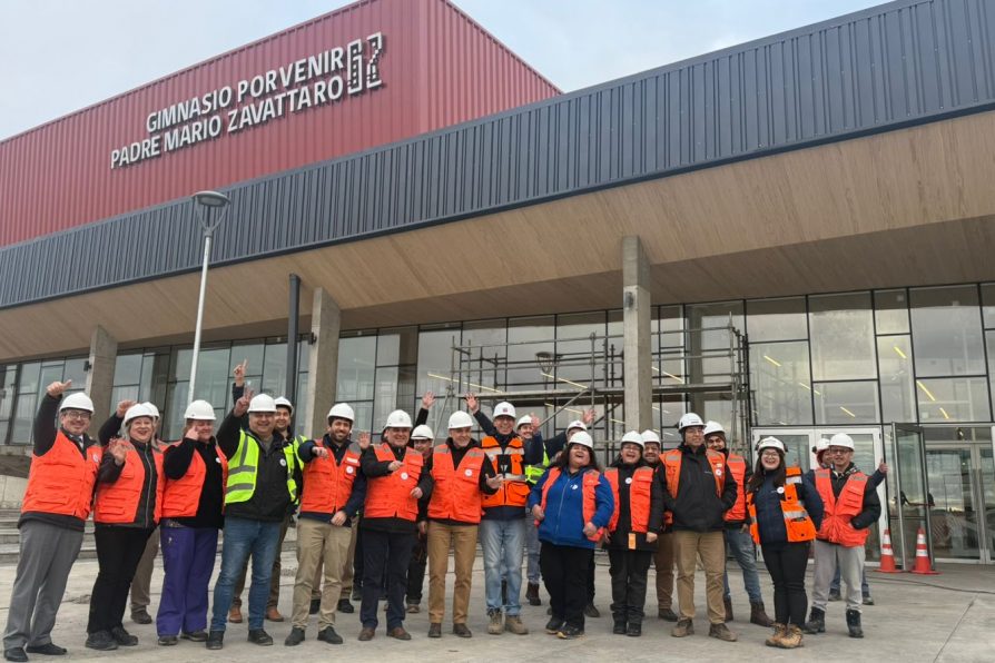 Vecinos y vecinas de Porvenir visitan las obras del nuevo Gimnasio Zavattaro en Porvenir