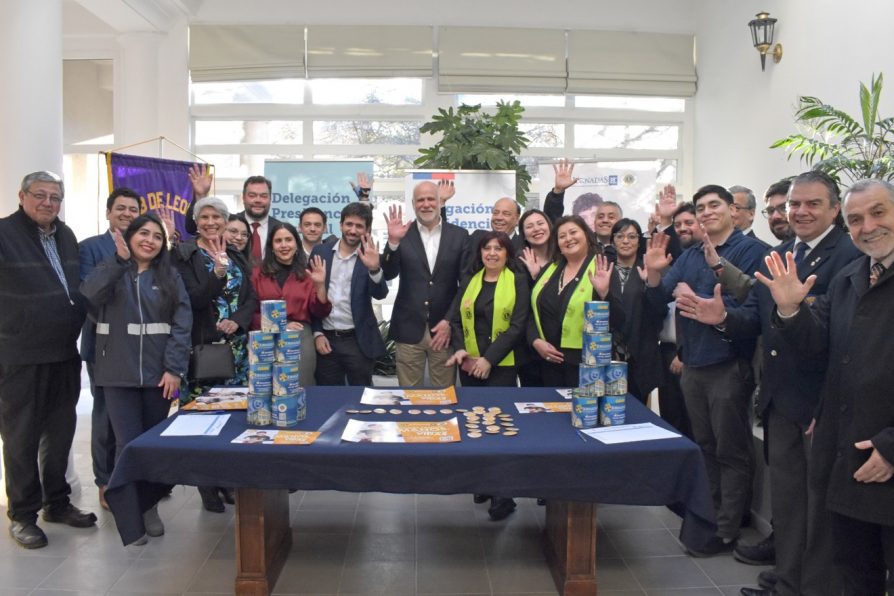 Ministro del Interior acompaña al Club de Leones en entrega de alcancías a autoridades regionales