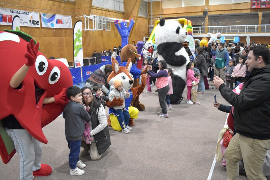 Más de mil asistentes celebraron con alegría el Día de la Niñez en el Gimnasio Fiscal de Punta Arenas