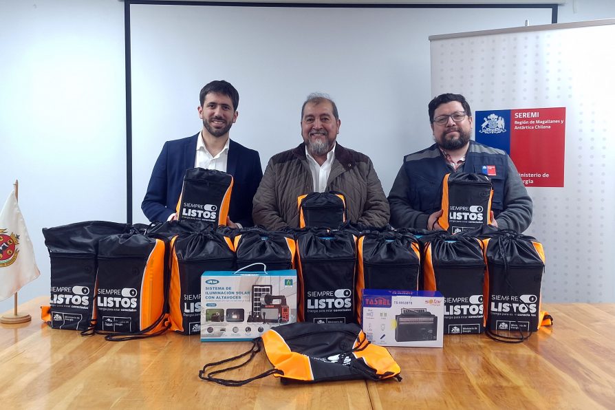Delegado Presidencial y Seremi de Energía de Magallanes entregan kits de emergencia energética “Siempre Listos” a municipio de Laguna Blanca