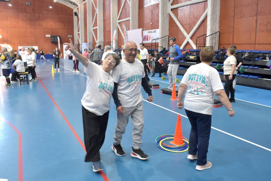 “Personas Mayores se toman la cancha: actividad recreativa llena de energía, dignidad y sentido de comunidad en Punta Arenas”