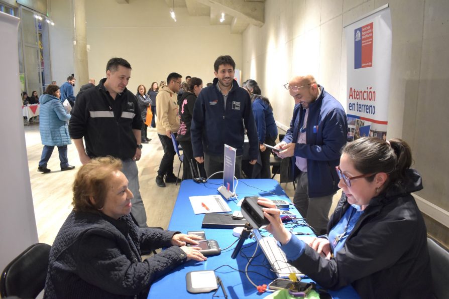 Personas cuidadoras participaron en feria de servicios públicos para conmemorar su día