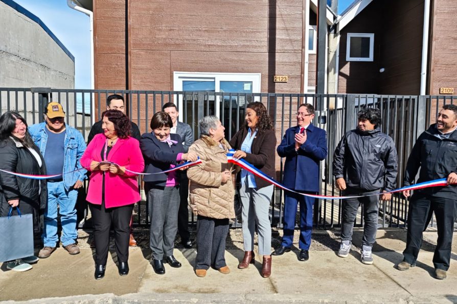 Minvu entrega viviendas definitivas a familias afectadas por incendio en Puerto Natales