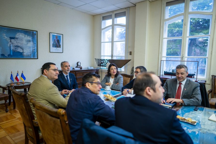 INACH presenta ante autoridades regionales proyecto de reposición de la base antártica Julio Escudero y piloto de hidrógeno verde